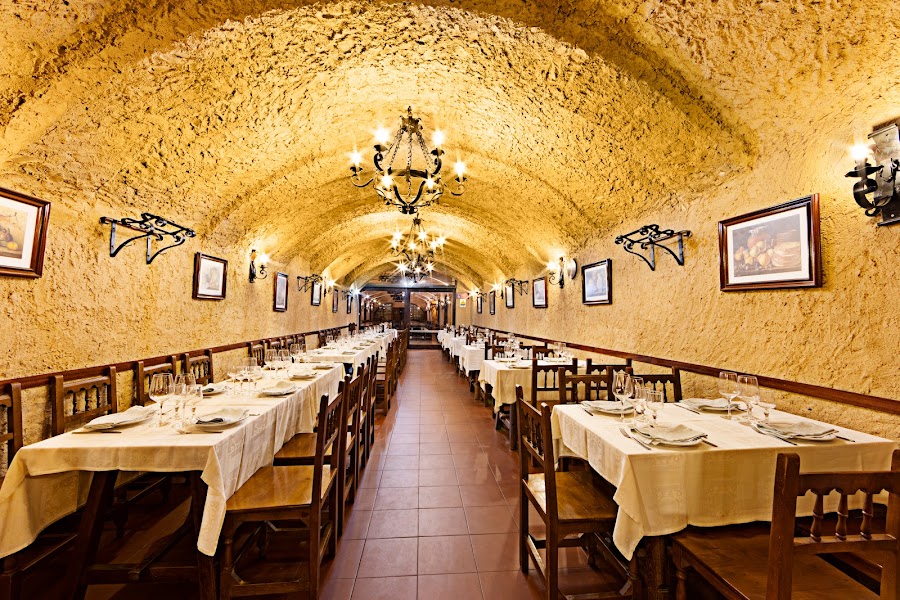 La Cueva. Bodega restaurante en Mucientes.
